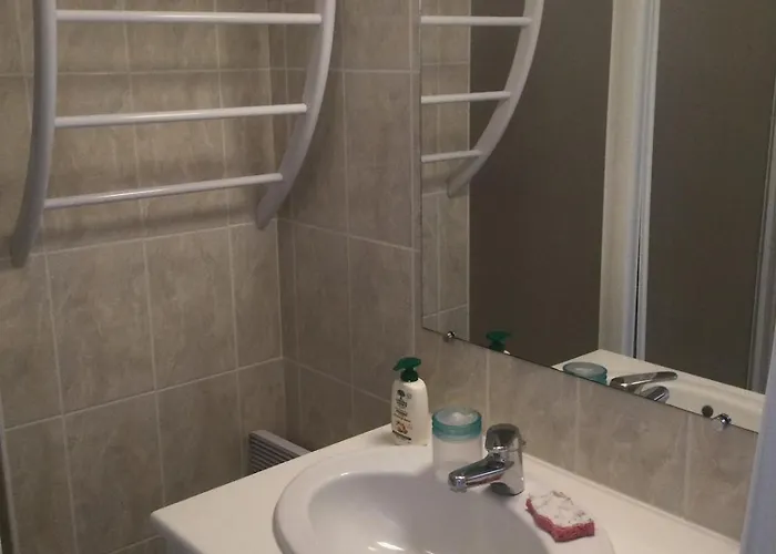 A 100m De La * פורנישי