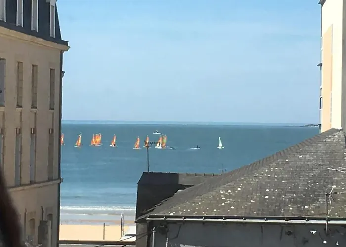 A 100m De La דירה