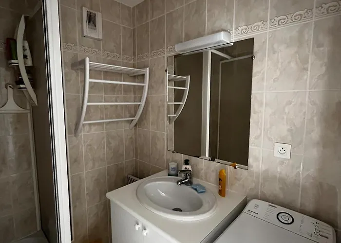 A 100m De La דירה *