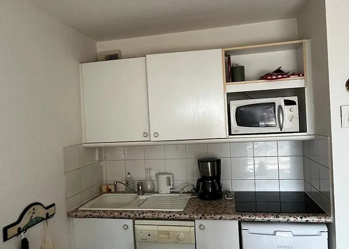 A 100m De La פורנישי